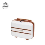 تصویر اختصاصی از نمای جلو و کناری چمدان تیتان پلورا ونیز کیف ارایشی در رنگ سفید