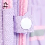 تصویر اختصاصی از جزئیات کوله‌پشتی مدرسه کرومی کد ۷۰۹۰ در رنگ یاسی