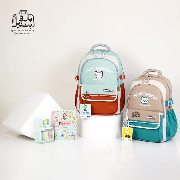 تصویر اختصاصی از نمای جلوی کوله پشتی مدرسه حاصل ۱۴۲۹ در رنگ نارنجی سبز