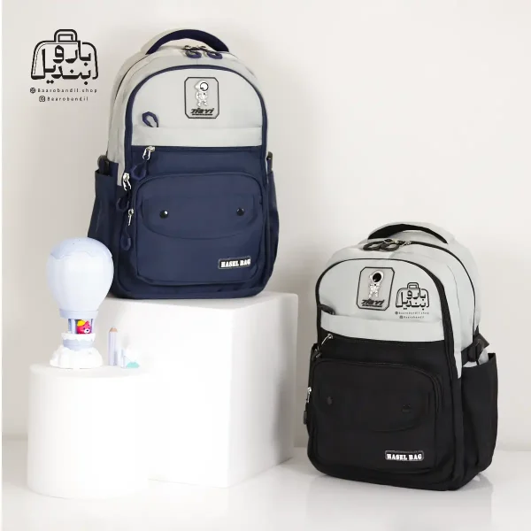 تصویر اختصاصی از نمای جلوی کوله پشتی مدرسه حاصل ۱-۱۵۱۳ در رنگ سرمه‌ای مشکی