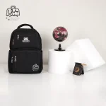 تصویر اختصاصی از نمای جلوی کوله پشتی مدرسه حاصل ۱-۱۵۱۶ در رنگ مشکی