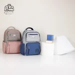 تصویر اختصاصی از نمای جلوی کوله پشتی مدرسه حاصل ۱-۱۵۱۶ در رنگ سرمه‌ای صورتی