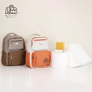 تصویر اختصاصی از نمای جلوی کوله پشتی مدرسه حاصل ۱-۱۵۱۶ در رنگ نارنجی و نسکافه‌ای