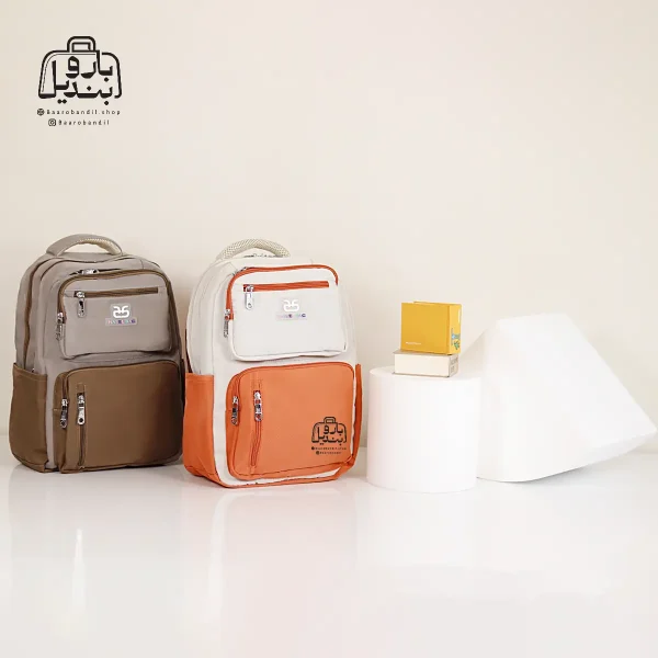 تصویر اختصاصی از نمای جلوی کوله پشتی مدرسه حاصل ۱-۱۵۱۶ در رنگ نارنجی و نسکافه‌ای