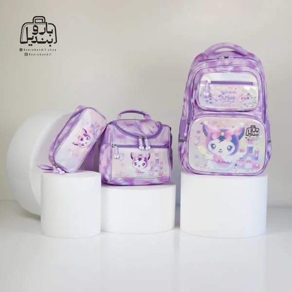 تصویر اختصاصی از نمای جلوی کوله پشتی مدرسه هونکا ۲۶۱۸ طرح کرومی در رنگ یاسی همراه با جامدادی و ظرف غذا