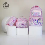 تصویر اختصاصی از نمای پشتی کوله پشتی مدرسه هونکا ۲۶۱۸ طرح کرومی در رنگ صورتی همراه با جامدادی و ظرف غذا