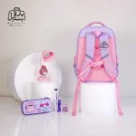 تصویر اختصاصی از نمای پشتی کوله پشتی مدرسه هونکا ۲۶۲۳ طرح کرومی در رنگ یاسی