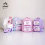 تصویر اختصاصی از نمای پشتی کوله پشتی مدرسه هونکا ۲۶۲۳ طرح کرومی در رنگ یاسی صورتی آبی روشن