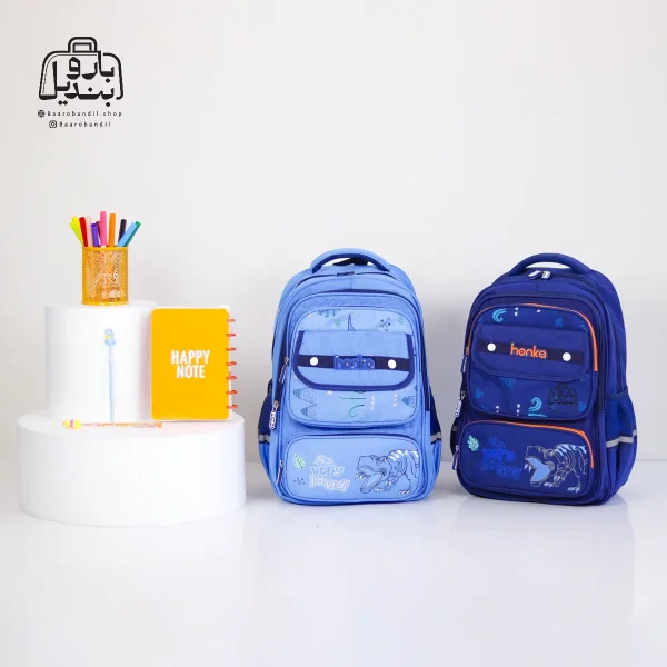 تصویر اختصاصی از نمای جلوی کوله پشتی مدرسه هونکا ۳۳۱۳ در رنگ سرمه‌ای آبی