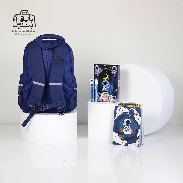 تصویر اختصاصی از نمای پشتی کوله‌پشتی مدرسه kamiqi کد ۸۲۲۱ در طرح فضانورد در رنگ سرمه‌ای