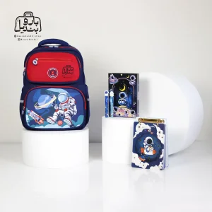 تصویر اختصاصی از نمای جلوی کوله‌پشتی مدرسه kamiqi کد ۸۲۲۱ در طرح فضانورد در رنگ سرمه‌ای