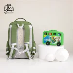 تصویر اختصاصی از نمای پشتی کوله پشتی مدرسه زاندی ۱۱۸۷ در رنگ سبز تیره