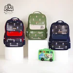 تصویر اختصاصی از نمای جلوی کوله پشتی مدرسه زاندی ۱۱۸۷ در رنگ سبز تیره سرمه‌ای قرمز