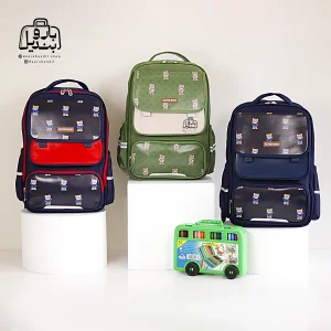 تصویر اختصاصی از نمای جلوی کوله پشتی مدرسه زاندی ۱۱۸۷ در رنگ سبز تیره سرمه‌ای قرمز