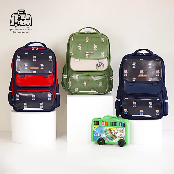 تصویر اختصاصی از نمای جلوی کوله پشتی مدرسه زاندی ۱۱۸۷ در رنگ سبز تیره سرمه‌ای قرمز