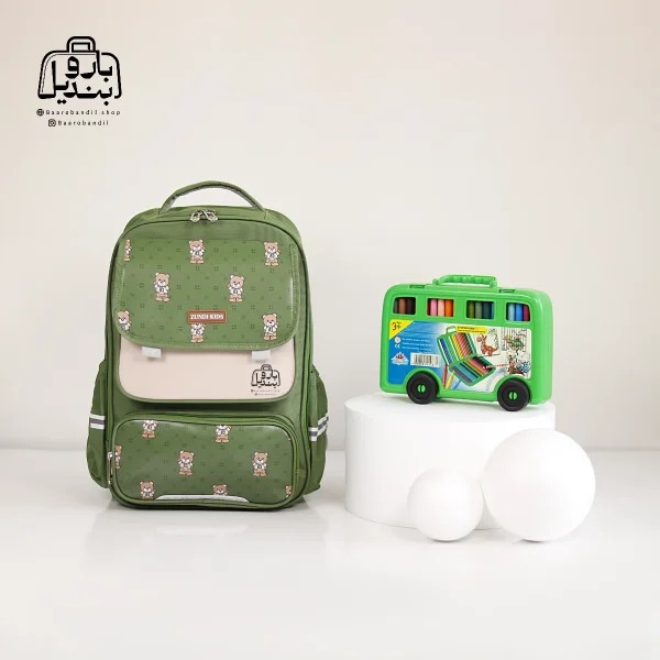 تصویر اختصاصی از نمای جلوی کوله پشتی مدرسه زاندی ۱۱۸۷ در رنگ سبز تیره