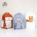 تصویر اختصاصی از نمای جلوی کوله پشتی مدرسه زاندی ۳۶۴۱ در رنگ سرمه‌ای آبی