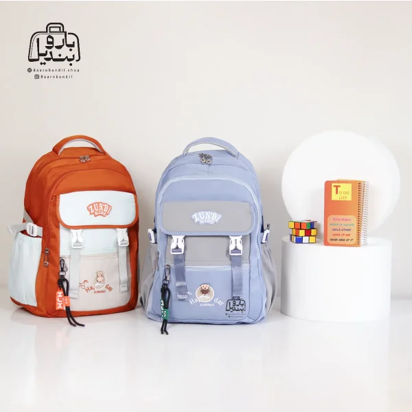 تصویر اختصاصی از نمای جلوی کوله پشتی مدرسه زاندی ۳۶۴۱ در رنگ سرمه‌ای آبی