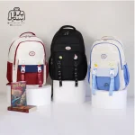 تصویر اختصاصی از نمای جلوی کوله پشتی مدرسه زاندی ۳۶۴۷ در رنگ زرشکی مشکی آبی