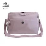 تصویر اختصاصی از نمای جلوی کیف زنانه دوشی بوبو کد ۸۵۳۸ همراه با بند در رنگ طوسی یاسی