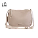 تصویر اختصاصی از نمای جلوی کیف زنانه دوشی بوبو کد ۹۸۰۵ همراه با بند در رنگ کرم