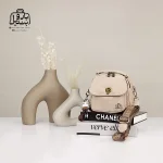 تصویر اختصاصی از نمای جلوی کیف دوشی زنانه موجیتو کد 7603 در رنگ کرمی