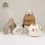 تصویر اختصاصی از نمای جلوی کیف دوشی زنانه موجیتو کد 7603 در رنگ سفید و قهوه‌ای