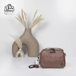 تصویر اختصاصی از نمای جلوی کیف دوشی زنانه موجیتو کد 7610 در رنگ قهوه‌ای