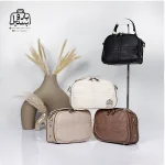 تصویر اختصاصی از نمای جلوی کیف دوشی زنانه موجیتو کد 7610 در رنگ قهوه‌ای سفید کرمی مشکی