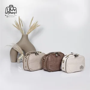 تصویر اختصاصی از نمای جلوی کیف دوشی زنانه موجیتو کد 7610 در رنگ قهوه‌ای سفید کرمی