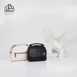 تصویر اختصاصی از نمای پشتی کیف دوشی زنانه موجیتو کد 7611 در رنگ سفید و مشکی