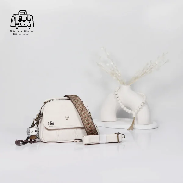 تصویر اختصاصی از نمای جلو و کناری کیف دوشی زنانه موجیتو کد 7611 در رنگ سفید