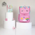 تصویر اختصاصی از نمای جلوی کوله پشتی مدرسه یونیکورن رنگین کمان 1007 سایز بزرگ در رنگ صورتی