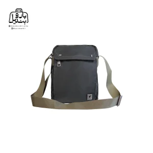 تصویر اختصاصی از نمای جلوی کیف دوشی فوور کد ۰۱-۲۷۹۶ همراه با بند در رنگ سبز