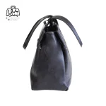 تصویر اختصاصی از نمای کناری کیف دوشی زنانه دنیز جنوا کد ۰۰۱۰۱ در رنگ مشکی