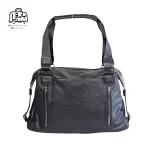 تصویر اختصاصی از نمای جلوی کیف دوشی زنانه دنیز جنوا کد ۰۰۱۱۳a همراه با بند در رنگ مشکی