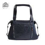 تصویر اختصاصی از نمای جلوی کیف دوشی زنانه دنیز جنوا کد ۰۰۱۱۳b همراه با بند در رنگ مشکی