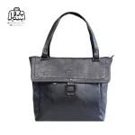 تصویر اختصاصی از نمای جلوی کیف زنانه دنیز جنوا کد ۰۰۳۲ همراه با دستهٔ در رنگ مشکی