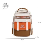 تصویر اختصاصی از نمای جلوی کوله پشتی مدرسه زاندی ۱۲۲۷ در رنگ شکلاتی همراه با سایزبندی