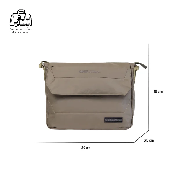 تصویر اختصاصی از نمای جلوی کیف دوشی ولنتیر کد 1713-06 در رنگ سبز همراه با سایزبندی