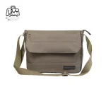 تصویر اختصاصی از نمای جلوی کیف دوشی ولنتیر کد 1713-06 در رنگ سبز همراه با بند