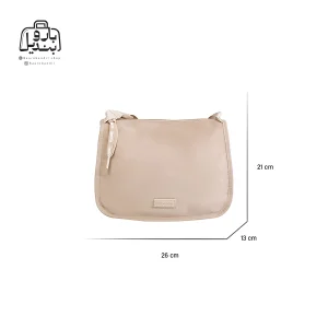 تصویر اختصاصی از نمای جلوی کیف زنانه دوشی بوبو کد ۹۸۰۵ همراه با بند در رنگ کرم همراه با سایزبندی