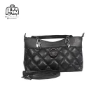 تصویر اختصاصی از نمای جلوی کیف زنانه دنیز جنوا کد ۰۰۱۰ طرحدار در رنگ مشکی با بند