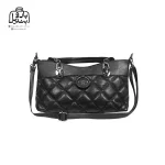 تصویر اختصاصی از نمای جلوی کیف زنانه دنیز جنوا کد ۰۰۱۰ طرحدار در رنگ مشکی با بند