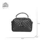 تصویر اختصاصی از نمای جلوی کیف زنانه دنیز جنوا کد ۰۰۸۴ در رنگ مشکی همراه با سایزبندی