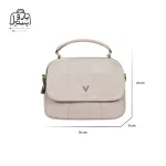 تصویر اختصاصی از نمای جلوی کیف دوشی زنانه موجیتو کد 7611 در رنگ کرمی همراه با سایزبندی