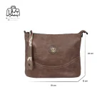 تصویر اختصاصی از نمای جلوی کیف دوشی زنانه موجیتو کد 7651 در رنگ نسکافه‌ای همراه با سایزبندی