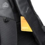 تصویر اختصاصی از جای کارتی تعبیه‌شده روی بند کوله‌پشتی بنج کد ۱۹۲۱ در رنگ مشکی