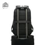 تصویر اختصاصی از قابلیت اتصال به دستهٔ چمدان کوله‌پشتی بنج کد ۳۰۶۵ در رنگ مشکی