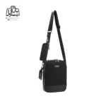 تصویر اختصاصی از نمای جلوی کیف دوشی بنج کد qd۷۵۱ همراه با بند در رنگ مشکی